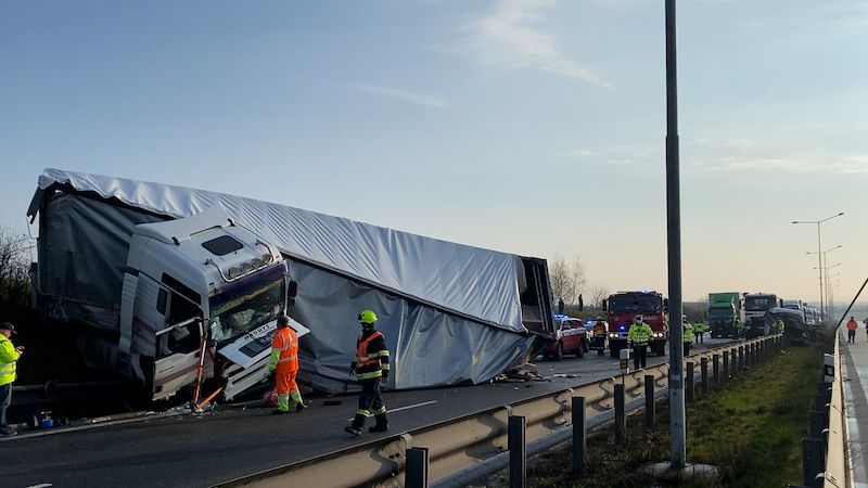 Kamion na Pražském okruhu natlačil dodávku na svodidla, okruh stojí